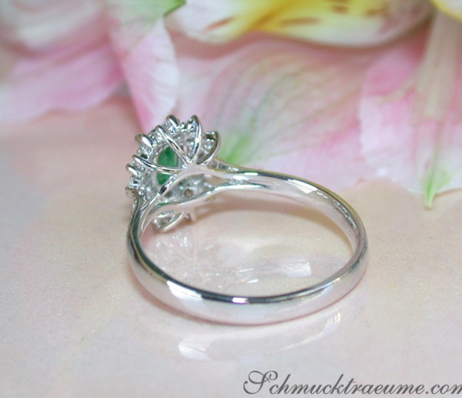 Smaragd Ring mit Diamanten in Weißgold
