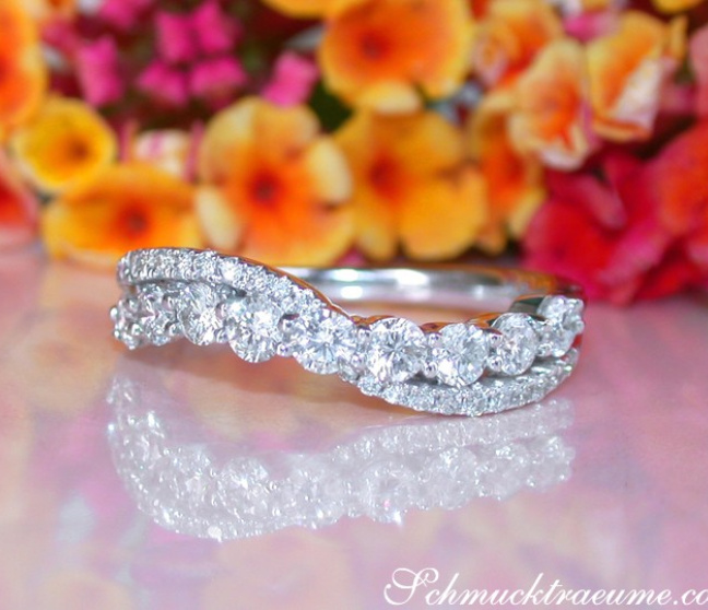 Überkreuzter Band Ring mit Brillanten in Weißgold 750