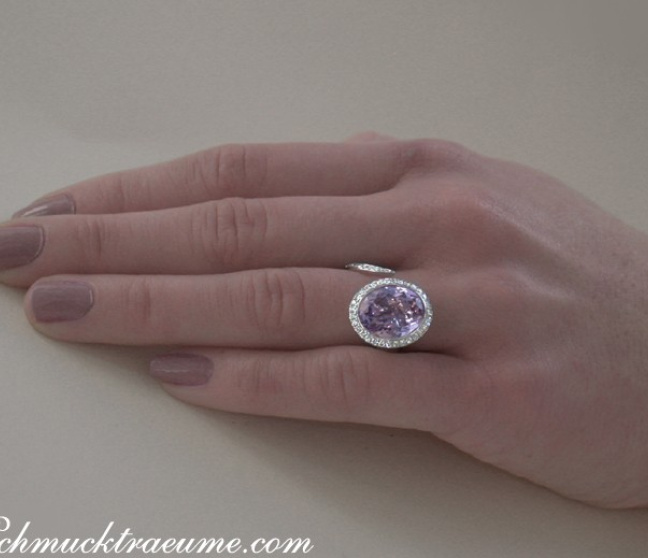Ring mit Flieder farbenen Amethyst und Brillanten
