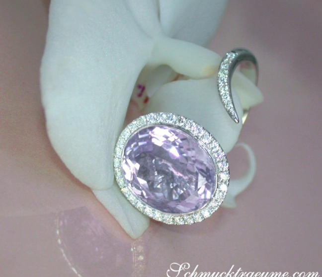 Ring mit Flieder farbenen Amethyst und Brillanten