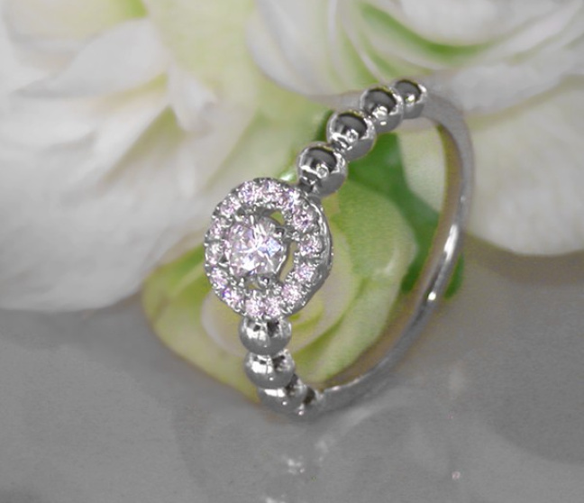Zarter Diamant Verlobungsring in Weißgold