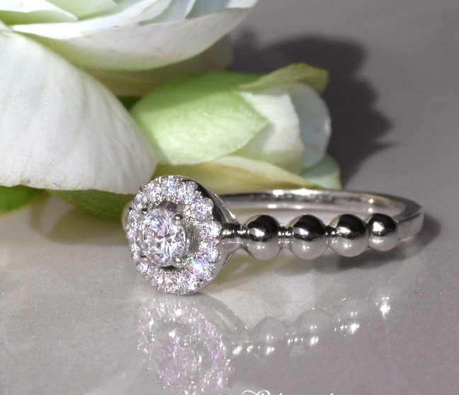 Zarter Diamant Verlobungsring in Weißgold