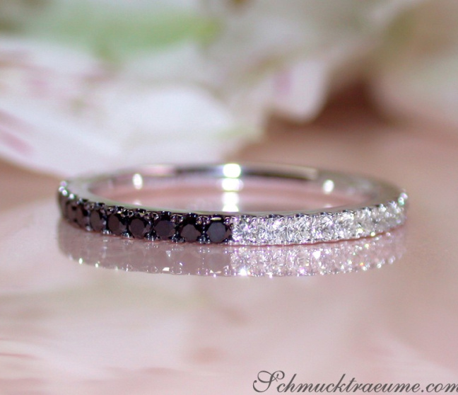 Memory Ring mit weißen und schwarzen Diamanten