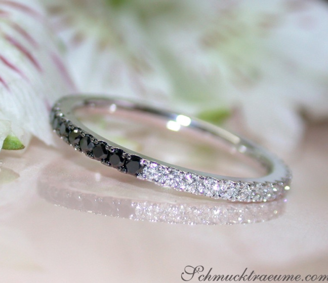Memory Ring mit weißen und schwarzen Diamanten