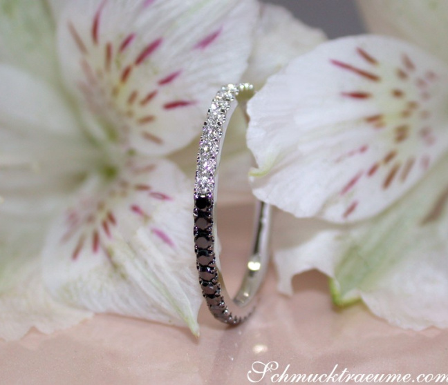 Memory Ring mit weißen und schwarzen Diamanten