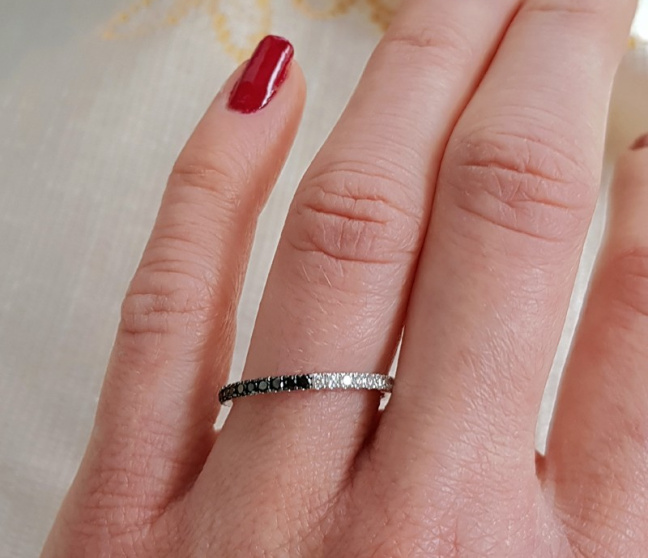 Memory Ring mit weißen und schwarzen Diamanten