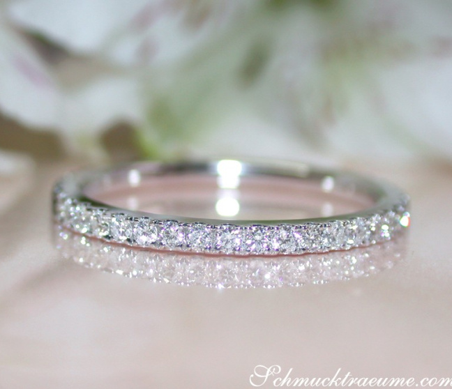 Memory Ring mit weißen und schwarzen Diamanten