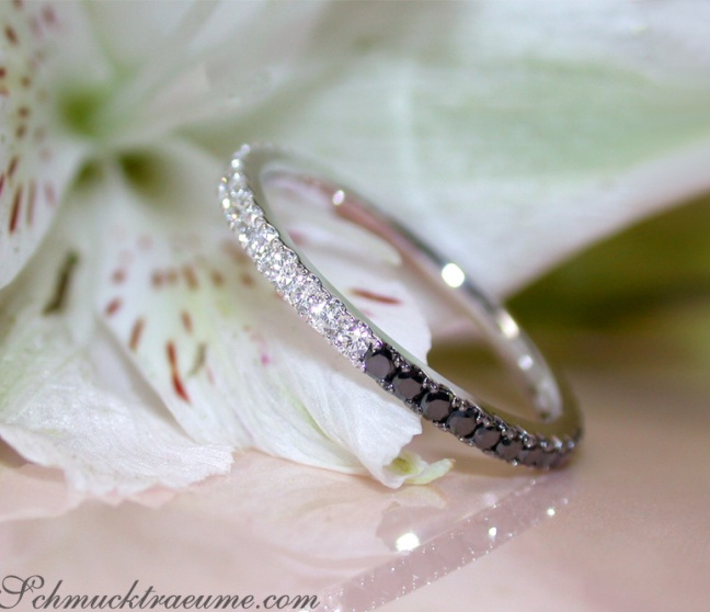 Memory Ring mit weißen und schwarzen Diamanten