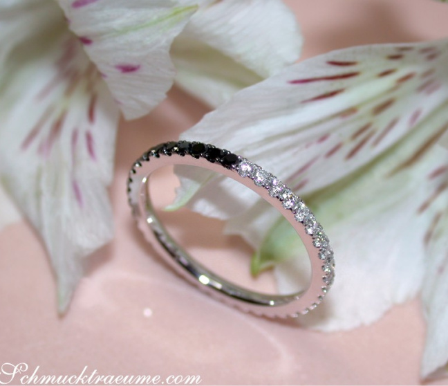 Memory Ring mit weißen und schwarzen Diamanten
