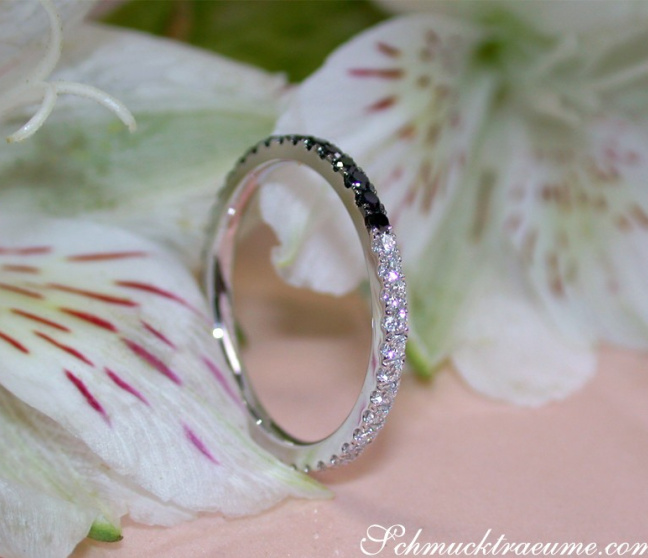 Memory Ring mit weißen und schwarzen Diamanten