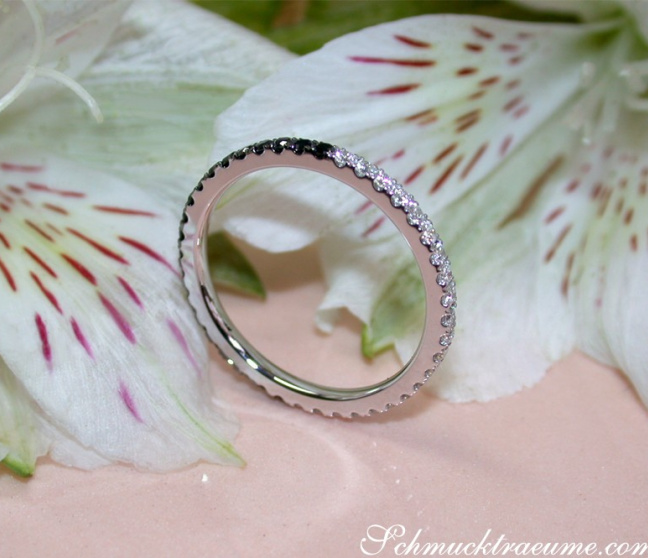 Memory Ring mit weißen und schwarzen Diamanten