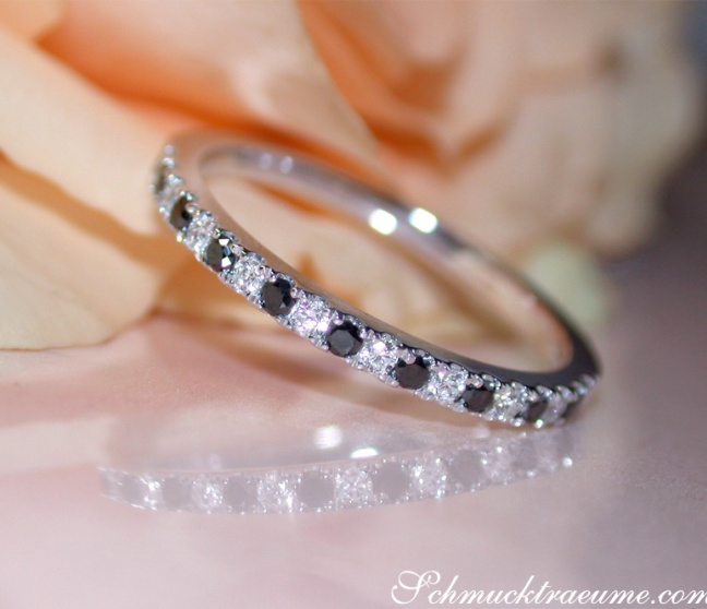 Zarter Halb Memoryring mit weißen und schwarzen Diamanten