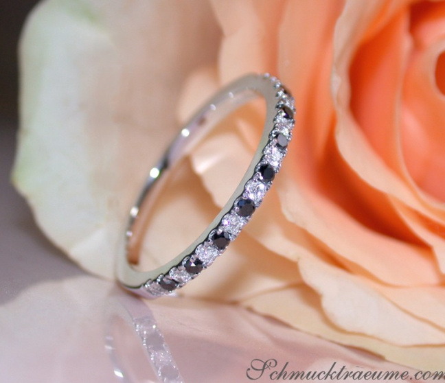 Zarter Halb Memoryring mit weißen und schwarzen Diamanten