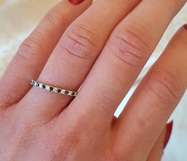 Zarter Halb Memoryring mit weißen und schwarzen Diamanten