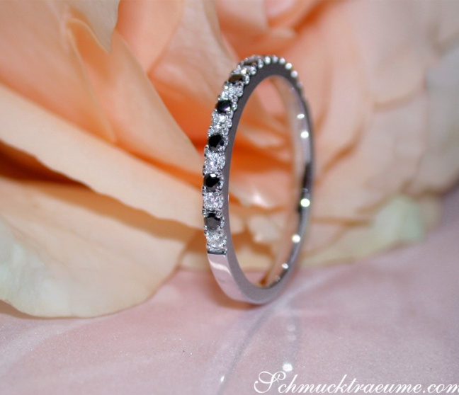 Zarter Halb Memoryring mit weißen und schwarzen Diamanten