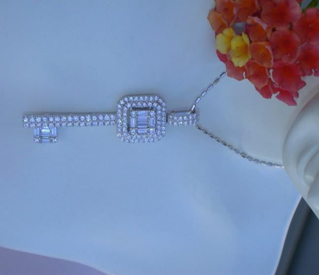 Brillanten Schlüssel Anhänger mit Baguette Diamanten