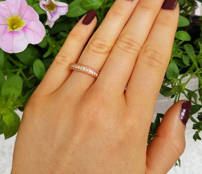 Diamantring am Finger