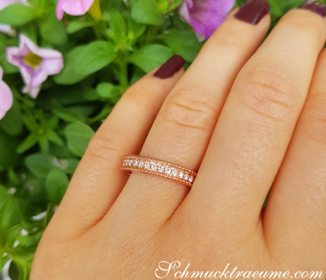 Diamantring am Finger