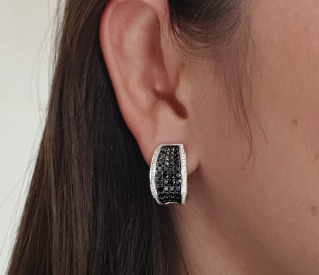 Zeitlose Ohrringe mit schwarzen Diamanten