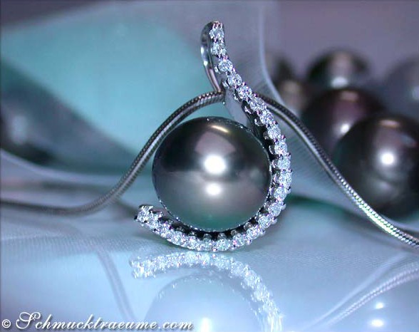 Attractive Tahitian Pearl Pendant with Diamond Collar #1 Attractive Tahitian Pearl Pendant with Diamond Collar #1