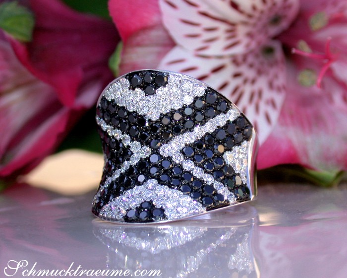 Stately Black & White Diamond Ring (Zig-Zag Style) #1 Stately Black & White Diamond Ring (Zig-Zag Style) #1