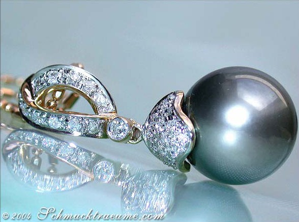 Classic Tahitian Pearl Diamond Pendant in Yellow Gold #1 Classic Tahitian Pearl Diamond Pendant in Yellow Gold #1