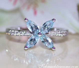 Anmutiger Aquamarin Ring mit Diamanten im Blüten Design Anmutiger Aquamarin Ring mit Diamanten im Blüten Design
