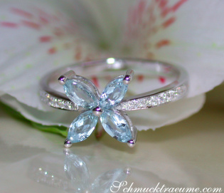 Anmutiger Aquamarin Ring mit Diamanten im Blüten Design Anmutiger Aquamarin Ring mit Diamanten im Blüten Design