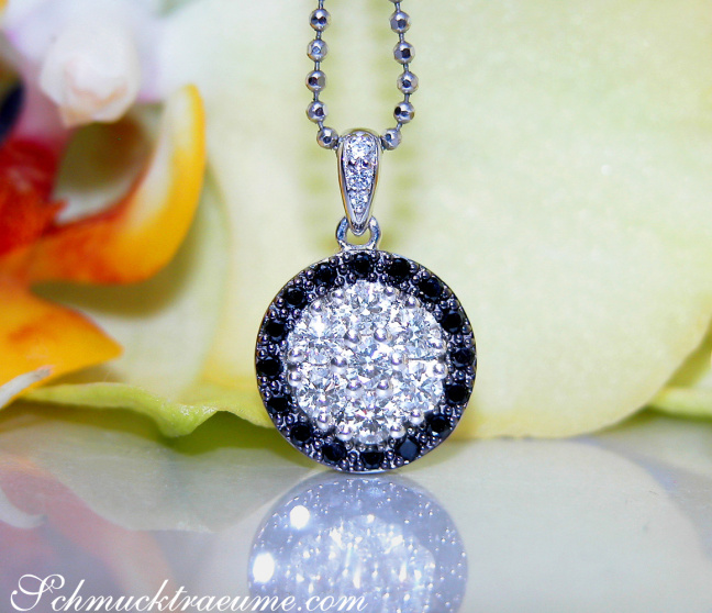 Ausgesuchter Anhänger mit schwarzen & weißen Diamanten #1 Ausgesuchter Anhänger mit schwarzen & weißen Diamanten #1