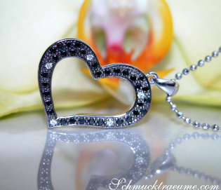 Graziler Herz Anhänger mit schwarzen Diamanten Graziler Herz Anhänger mit schwarzen Diamanten