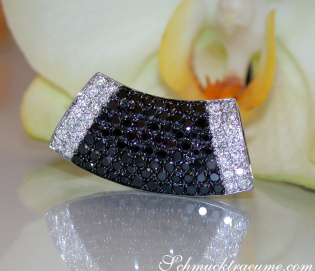 Puristischer schwarz weiß Diamanten Anhänger Puristischer schwarz weiß Diamanten Anhänger