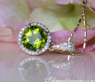 Leuchtender Peridot Anhänger mit Diamanten Leuchtender Peridot Anhänger mit Diamanten