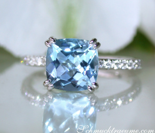 Herrlicher Aquamarin Ring mit Diamanten Kragen Herrlicher Aquamarin Ring mit Diamanten Kragen