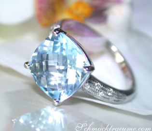 Charmanter Blautopas Ring mit Diamanten Charmanter Blautopas Ring mit Diamanten