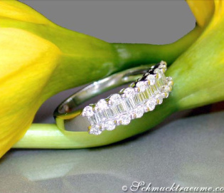 Edler Diamantring mit Baguette Diamanten in Weißgold 750