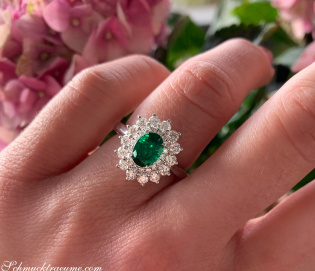 Prachtvoller Smaragd Ring "Entourage" Prachtvoller Smaragd Ring "Entourage"