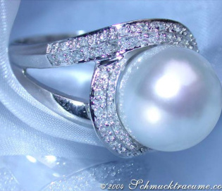 Stattlicher Südseeperle Ring mit Brillanten in Weißgold Stattlicher Südseeperle Ring mit Brillanten in Weißgold