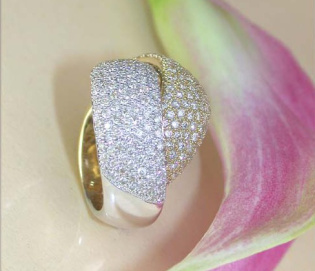 Auffallender Brillanten Ring in Gelbgold und Weißgold