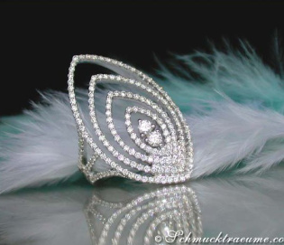 Attraktiver Diamanten Ring in einem ausgefallenen Design Attraktiver Diamanten Ring in einem ausgefallenen Design