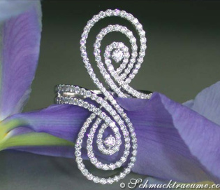 Interessanter Brillanten Ring in einem außergewöhnlichen Design Interessanter Brillanten Ring in einem außergewöhnlichen Design