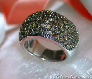 Zeitloser Ring mit naturbraunen Brillanten