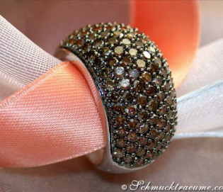 Zeitloser Ring mit naturbraunen Brillanten
