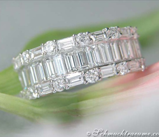 Excellent Diamond Ring (Brilliant & Baguette Cut)