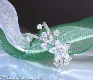 Feminine Diamond Ring in a Blossom Design Feminine Diamond Ring in a Blossom Design
