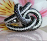 Verschlungener Ring mit schwarzen Diamanten #1