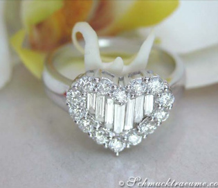 Exquisiter Brillanten Herz Ring mit Trapez Diamanten