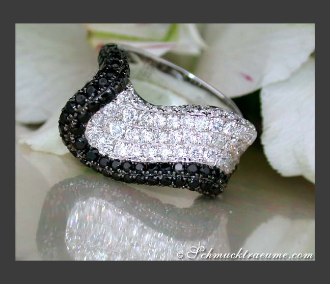 Erlesener schwarze Diamanten Ring im Wellendesign #1 Erlesener schwarze Diamanten Ring im Wellendesign #1