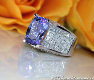 Splendid Tanzanite Ring with Diamonds Splendid Tanzanite Ring with Diamonds
