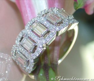 Edler Memory Ring mit Diamanten im Smaragd Schliff