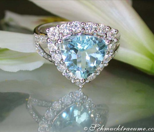 Glorious Aquamarine Ring with Diamonds Glorious Aquamarine Ring with Diamonds